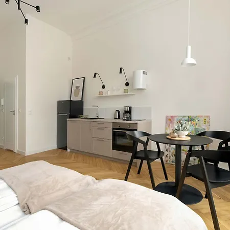 Apartment Bright Near The Zoo Kraszewskiego 17 By Heyrent *